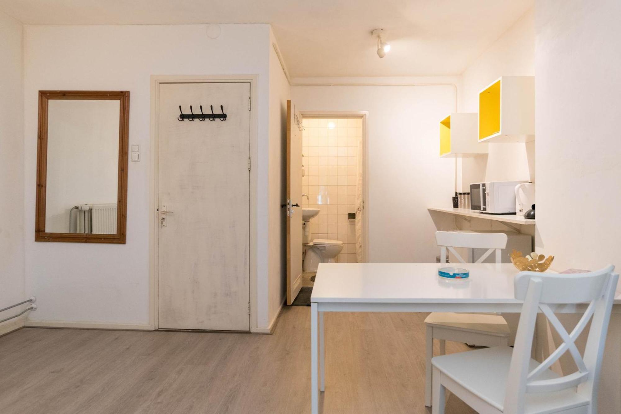 Redlight District Smokers Friendly Private Apartment